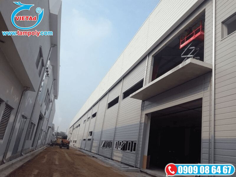 Tường nhà xưởng sử dụng tấm panel Acotec hiện đại, bền vững