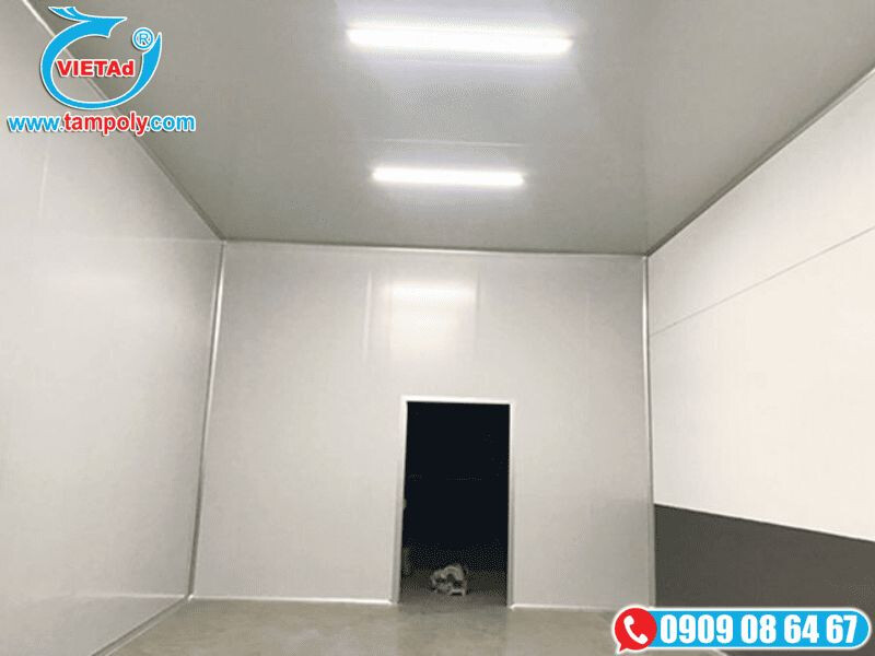 Không gian bên trong sử dụng vách ngăn Panel Acotec, sáng và sạch