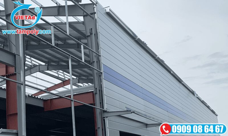 Công trình khung thép kết hợp tường Panel Acotec đang thi công
