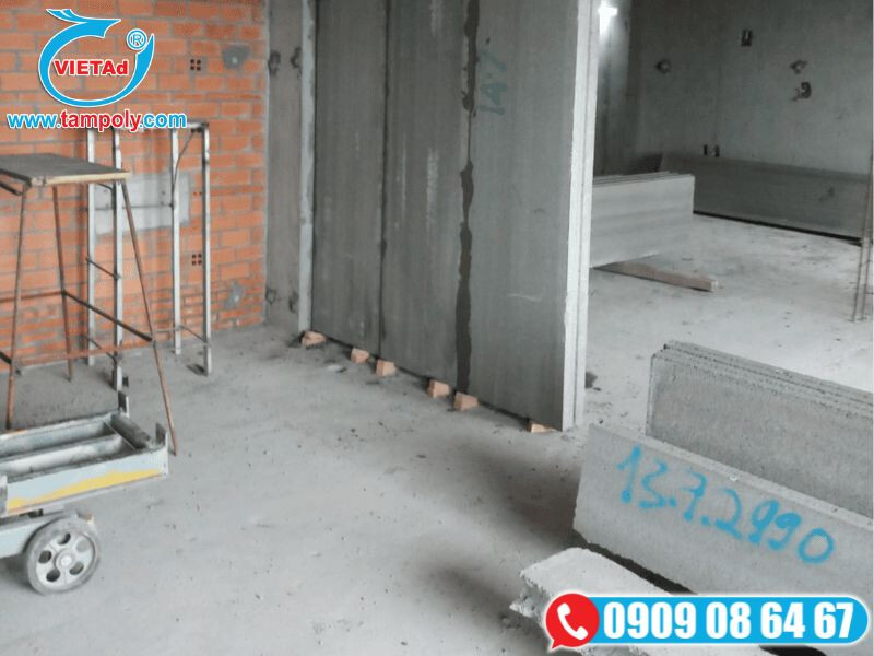 Lắp đặt vách ngăn tấm bê tông Acotec tại công trình xây dựng
