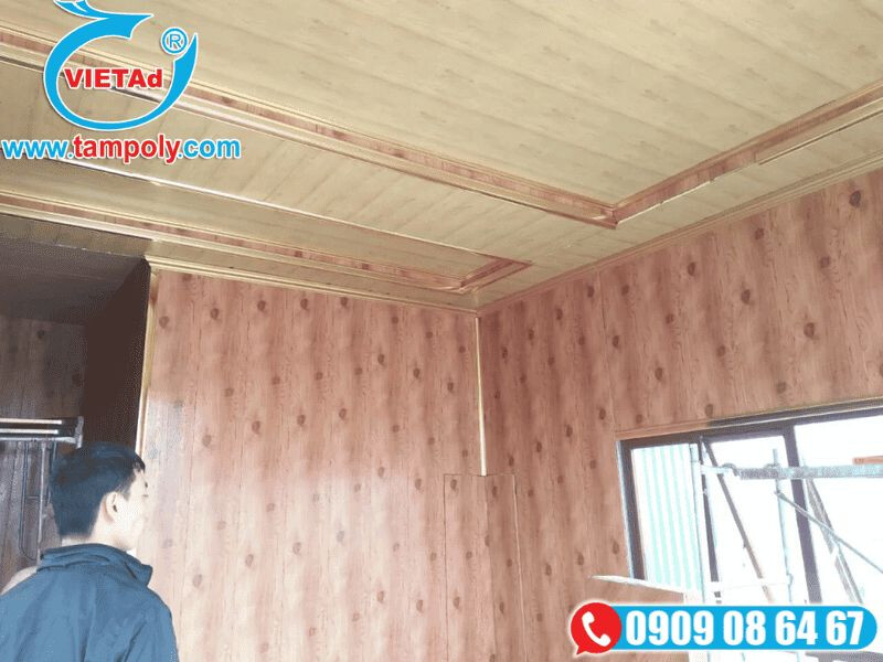 Không gian nội thất đang thi công sử dụng trần và vách panel tôn xốp giả gỗ