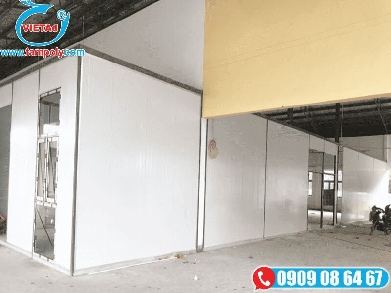 Thi công hệ thống vách ngăn panel tôn xốp màu trắng trong nhà xưởng