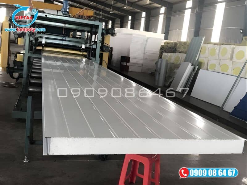 Vách ngăn cách nhiệt panel có cấu tạo gồm 2 lớp bảo vệ bên ngoài và phần lõi ở giữa