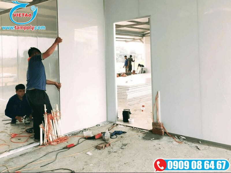Đội ngũ kỹ thuật đang lắp đặt vách ngăn panel tại công trình thực tế