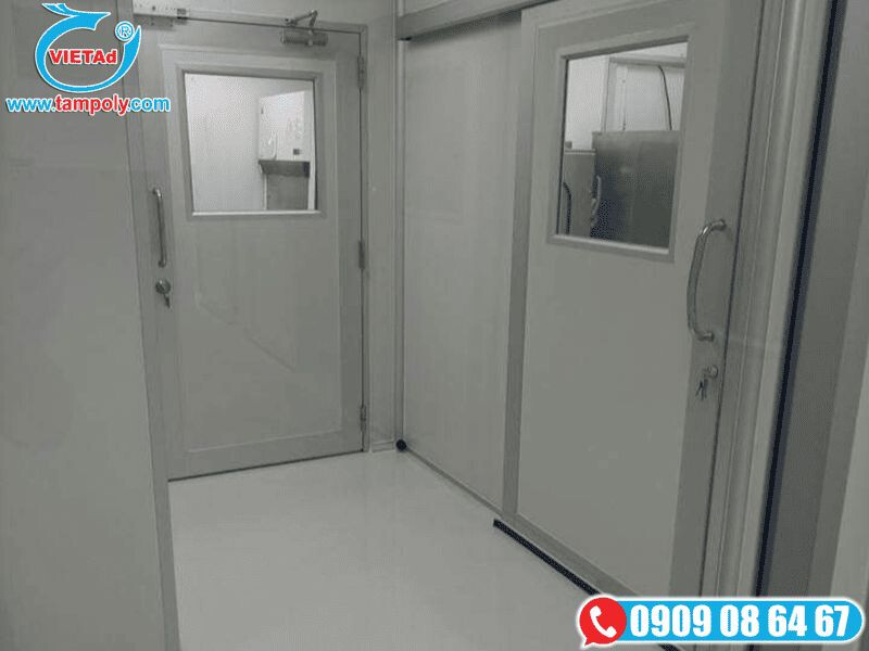 Lối đi trong phòng sạch thiết kế hiện đại với vách panel và cửa kính khép kín