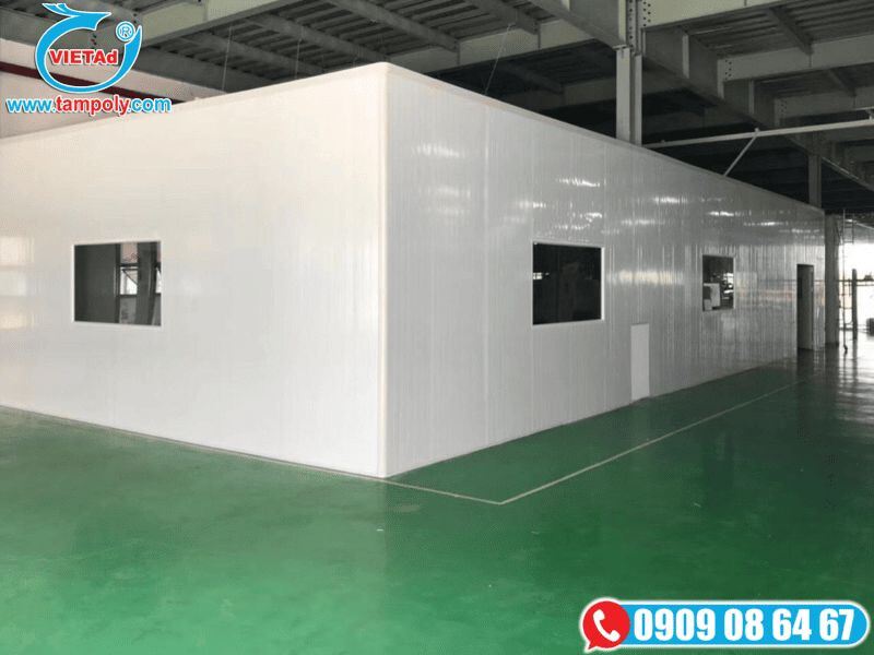 Công trình phòng sạch trong nhà máy sử dụng vách ngăn Panel trắng sáng, thiết kế tích hợp cửa sổ kính tiện quan sát