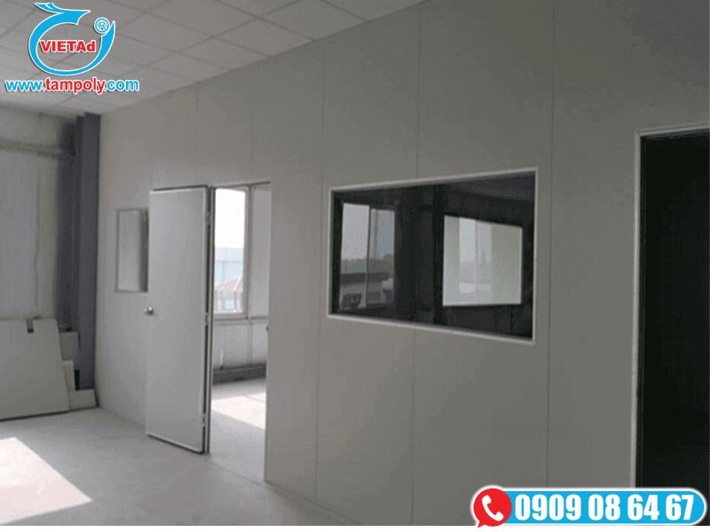 Vách ngăn panel cách nhiệt thi công hoàn thiện cho phòng sạch, có cửa kính hiện đại