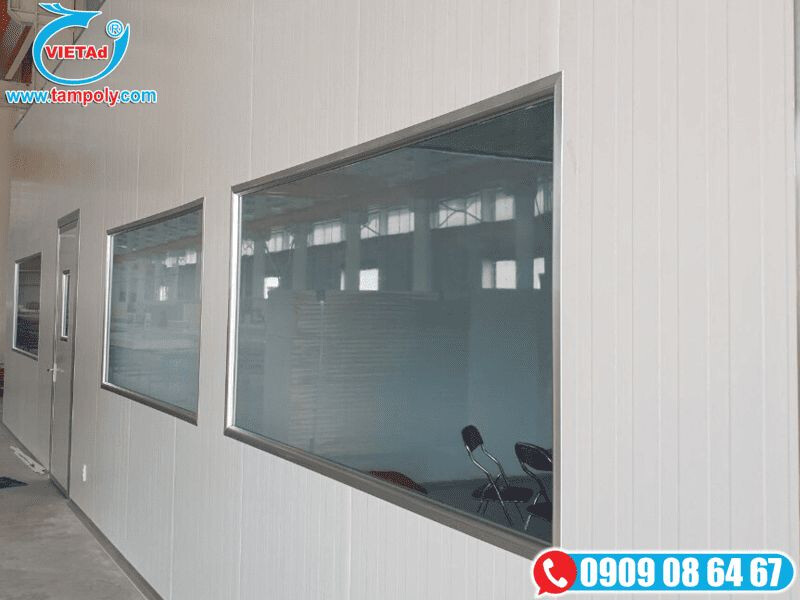 Vách ngăn Panel tích hợp cửa kính quan sát, thi công tại văn phòng