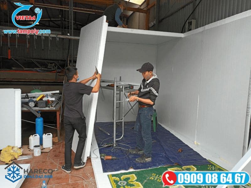 Côn nhân đang thi công lắp tấm EPS văn phòng
