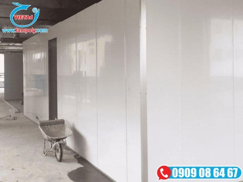 Thi công vách ngăn EPS cho công trình xây dựng đảm bảo chất lượng và tính thẩm mỹ.