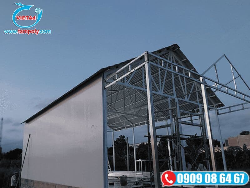 Công trình thi công đang lắp tấm EPS vào khung gầm