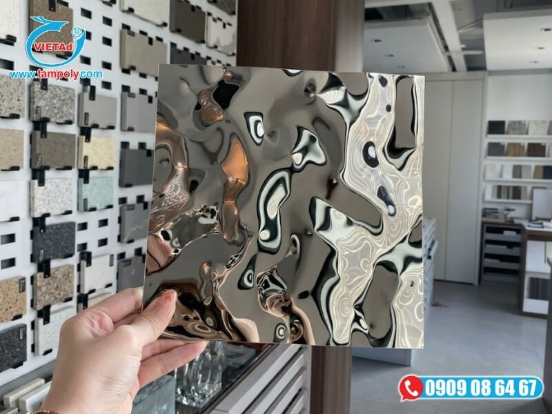 Tấm inox 3D vân sóng nước tạo hiệu ứng chiều sâu thị giác thu hút, bề mặt kháng bẩn và chống bám vân tay hiệu quả