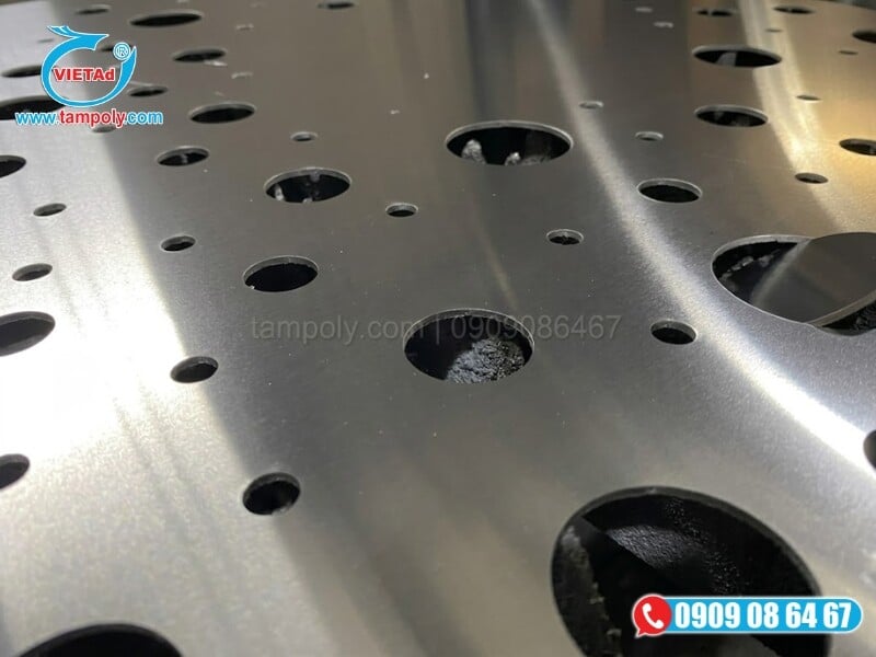 Tấm inox đục lỗ có cấu trúc phôi tấm và hệ thống lỗ đột đồng đều trên bề mặt vật liệu thép không gỉ