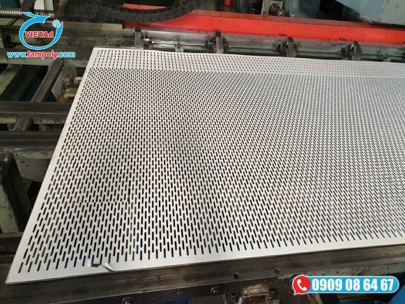 Các kiểu hình dáng lỗ tròn, lỗ vuông và lỗ quả trám được gia công trên nền inox