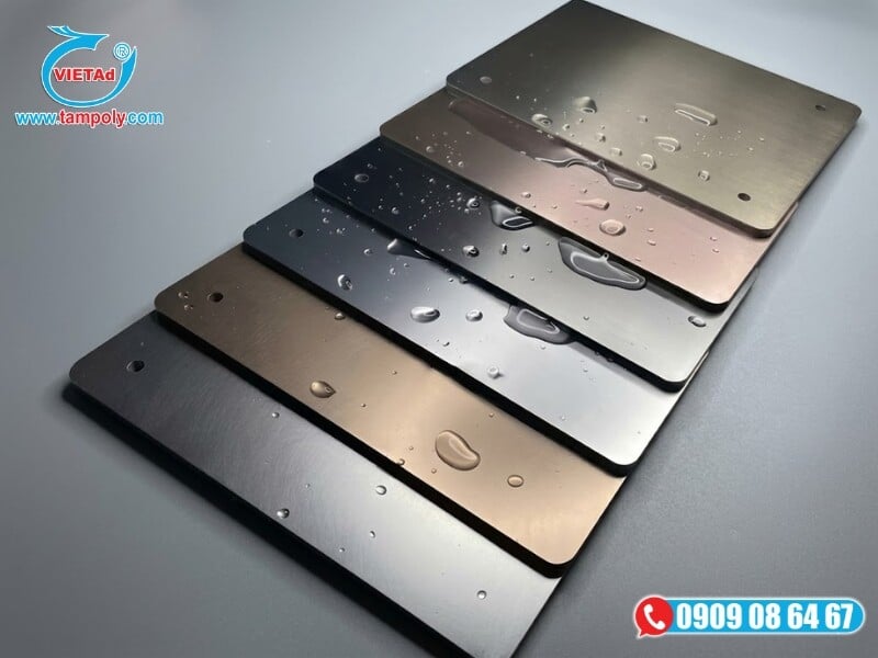 Lớp phủ màu PVD của tấm inox giúp chống bong tróc, kháng trầy xước và bảo vệ môi trường