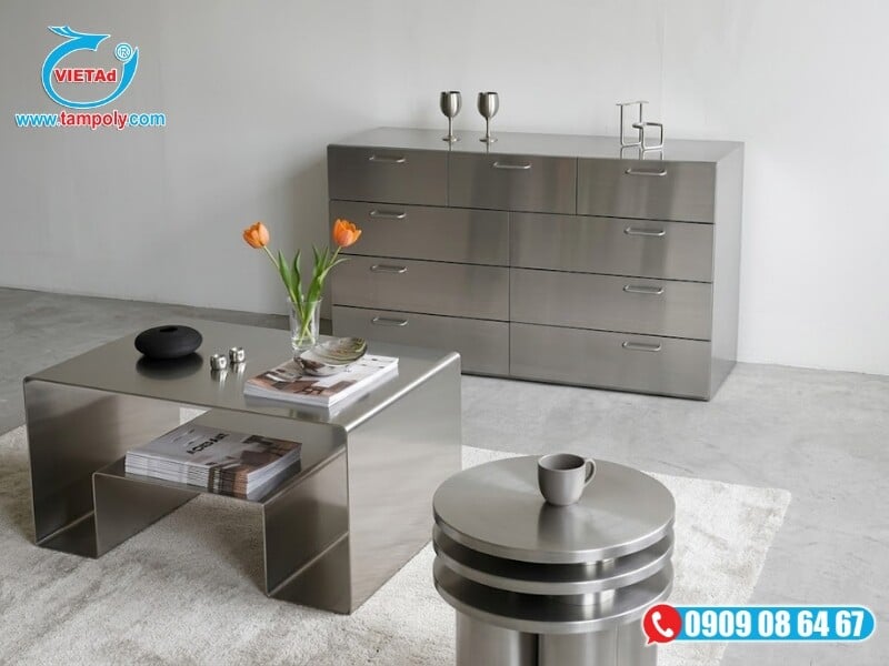 Điểm nhấn kim loại tinh tế từ khung chân bàn ghế và hệ tủ inox màu hiện đại