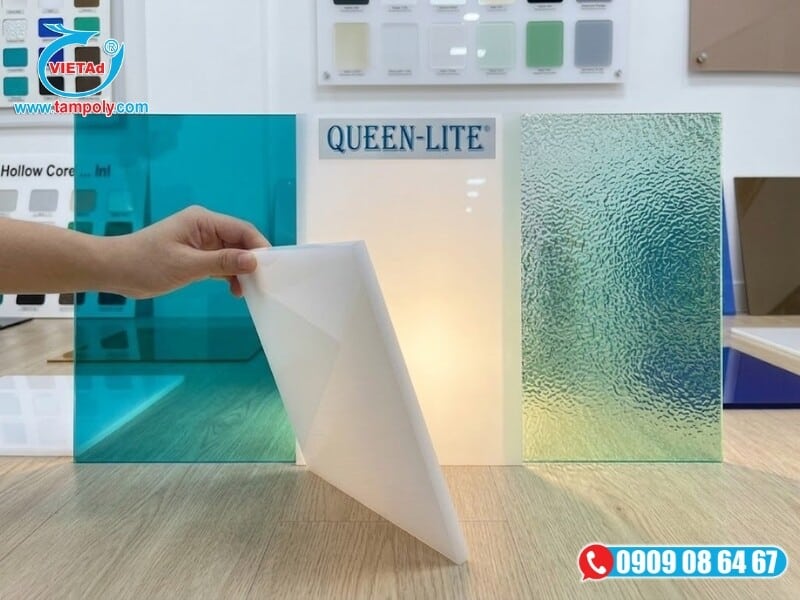 Tấm Poly Queenlite đặc ruột phẳng mịn, trong suốt như kính nhưng sở hữu độ bền va đập vượt trội