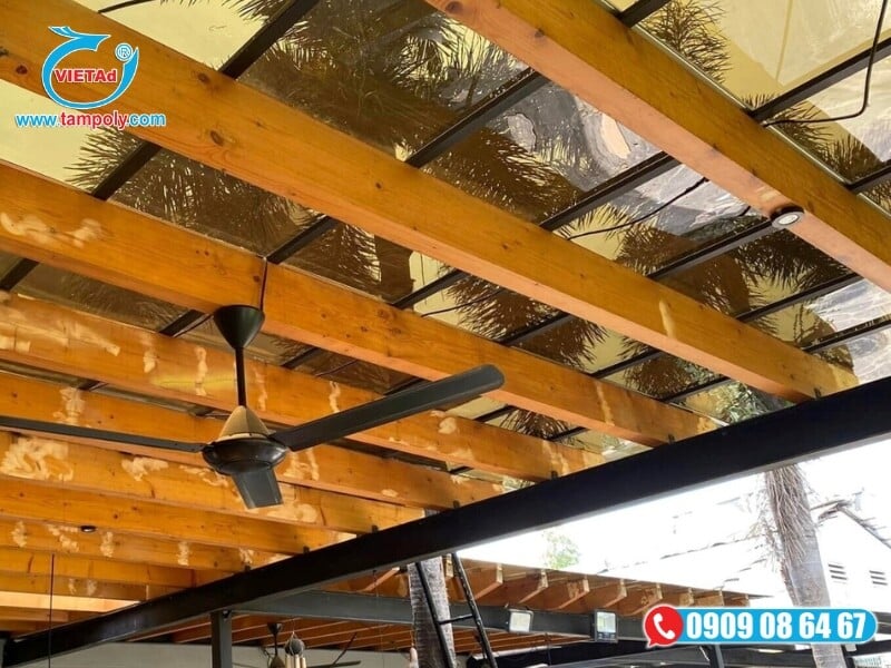 Tấm Poly Queenlite ứng dụng làm mái che, mái hiên bền bỉ, chống gió bão tốt