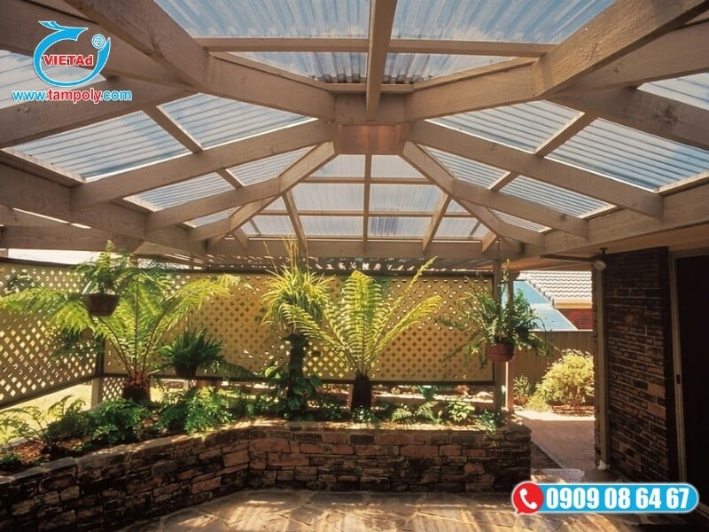 Tấm Poly X-Lite sở hữu độ bền bỉ cao, trọng lượng siêu nhẹ và khả năng cách nhiệt tối ưu giúp nâng cao tuổi thọ cho mọi công trình