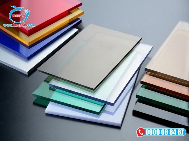 Tấm Polycarbonate chịu lực mạnh từ búa, mưa bão mà không bị biến dạng nhờ kết cấu vật liệu linh hoạt