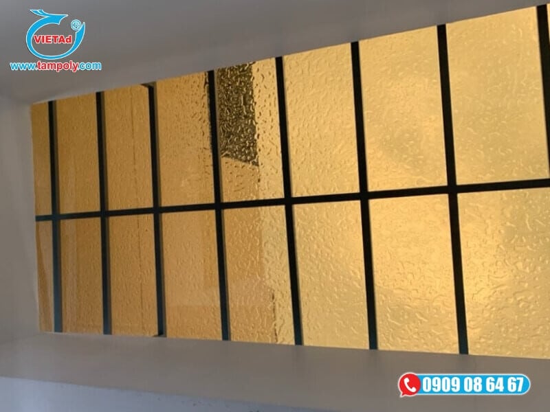 Tấm Poly đặc có khả năng truyền sáng tốt giúp tận dụng ánh sáng tự nhiên, tiết kiệm điện năng