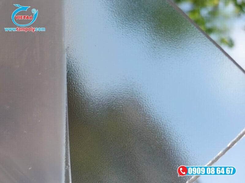 Tấm poly đặc mờ có bề mặt mờ hoặc nhám