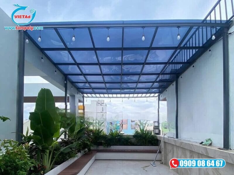 Tấm Poly đặc được dùng làm mái lấy sáng