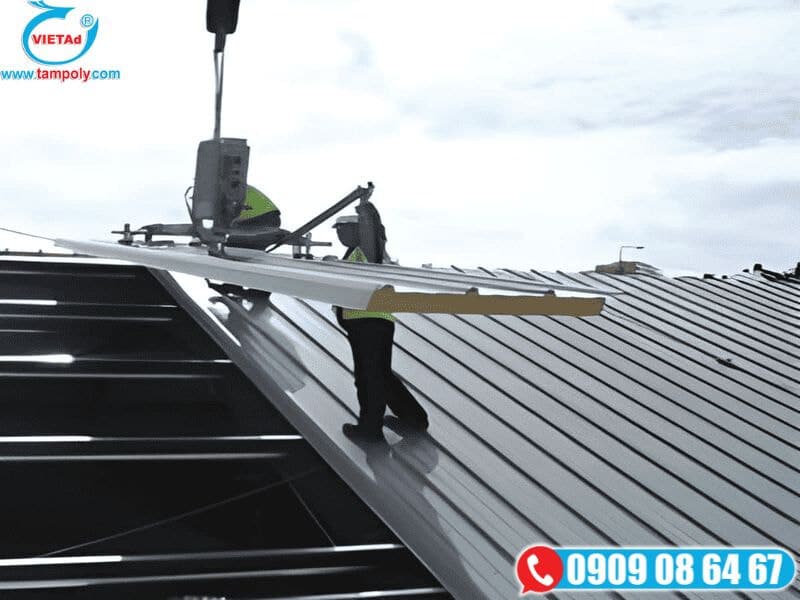 Thi công mái Panel cách nhiệt bằng máy chuyên dụng, đảm bảo chính xác và hiệu quả