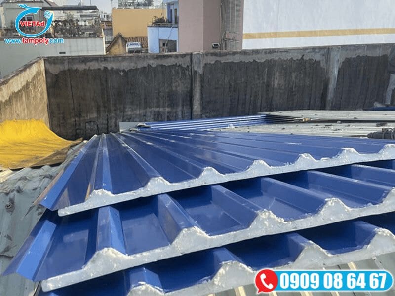 Thi công mái Panel xanh cách nhiệt trên công trình, đảm bảo chất lượng và thẩm mỹ