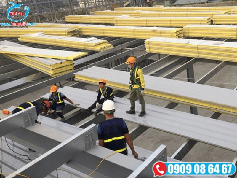 Thi công lắp đặt mái Panel cách nhiệt tại công trường, đội ngũ kỹ thuật chuyên nghiệp