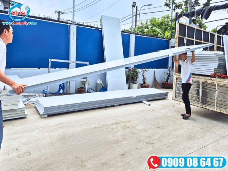 Thi công mái Panel cách nhiệt tại Quảng Cáo Việt, vận chuyển và lắp đặt tấm Panel chuyên nghiệp