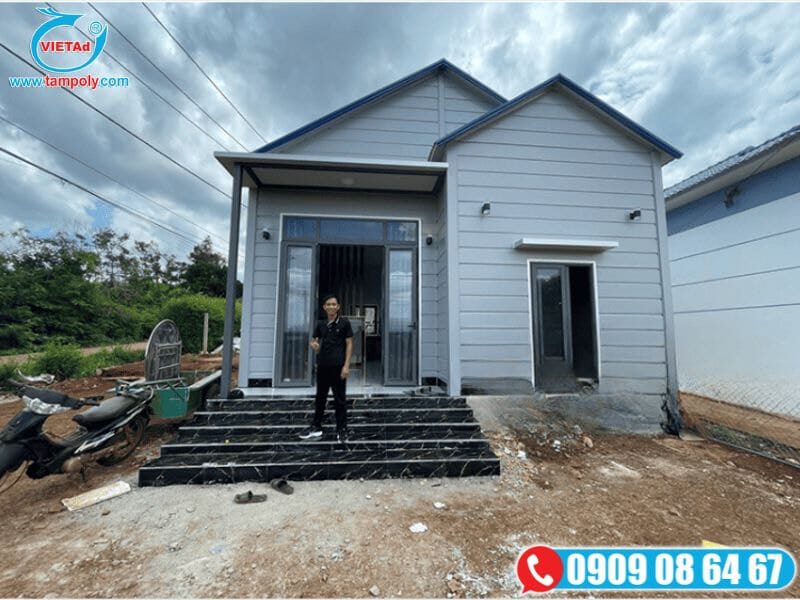 Nhà hoàn thiện với mái Panel cách nhiệt, thiết kế hiện đại và cách nhiệt hiệu quả.