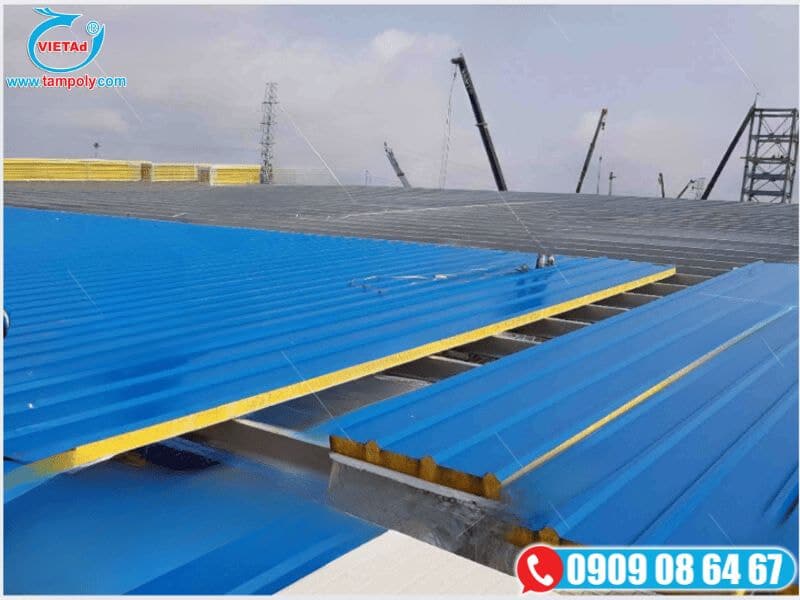 Thi công mái Panel Glasswool, sử dụng tôn chống nóng hiệu quả cho công trình lớn