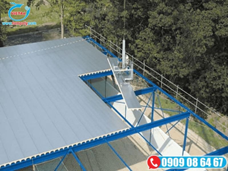 Thi công mái Panel cách nhiệt với máy nâng chuyên dụng, đảm bảo an toàn và hiệu quả