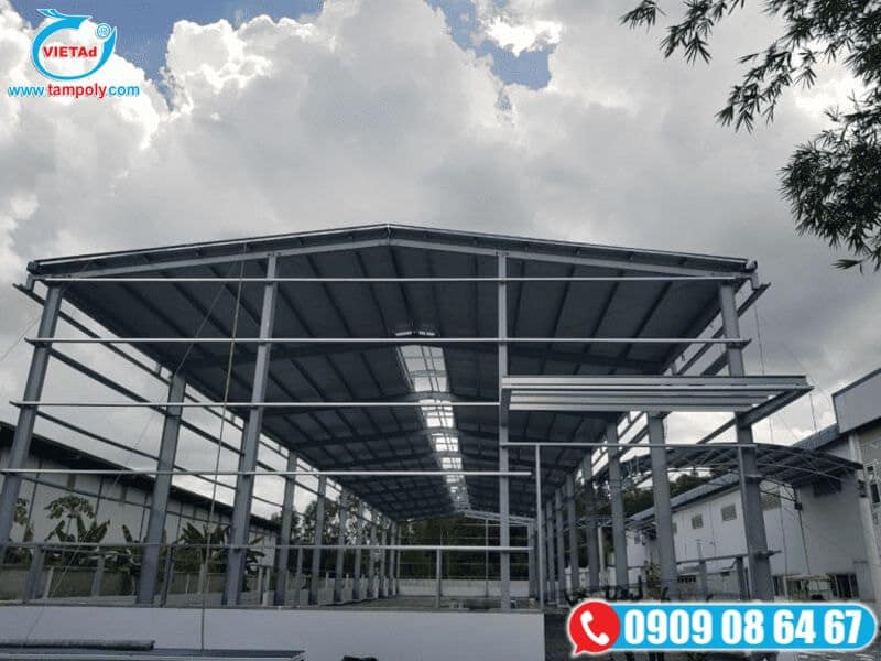 Khung thép lắp đặt mái Panel cách nhiệt, chuẩn bị thi công cho nhà xưởng bền vững