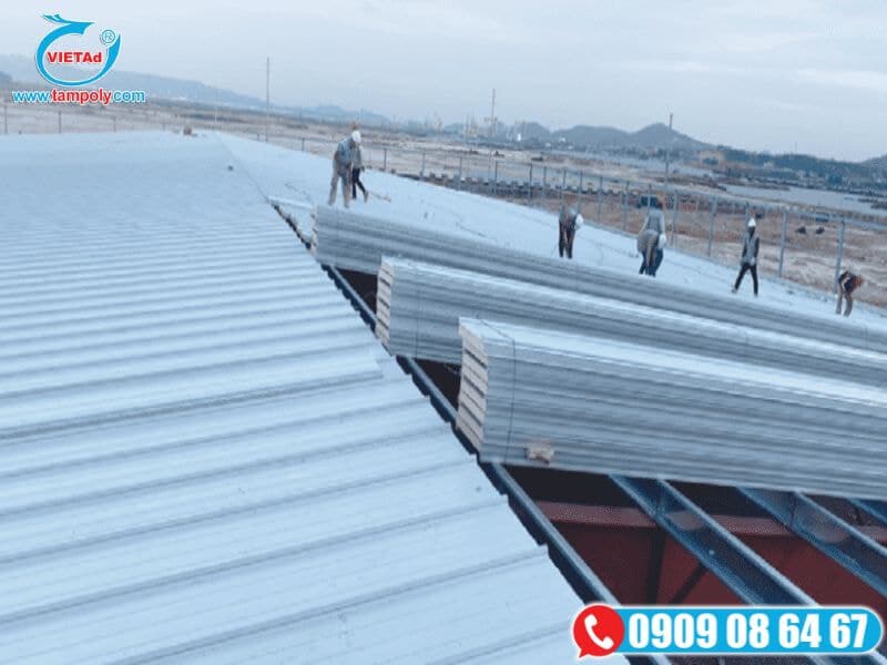 Thi công mái Panel PU, đội ngũ lắp đặt chuyên nghiệp trên công trường lớn