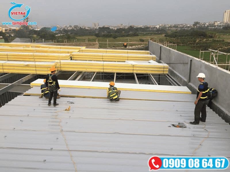 Lắp đặt mái Panel cách nhiệt tại công trình lớn, đội ngũ thi công chuyên nghiệp