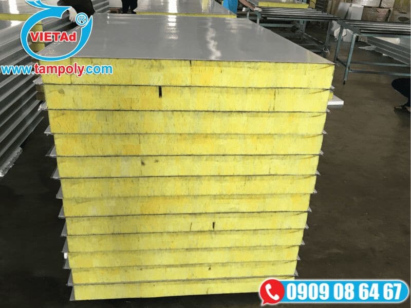 Tấm panel cách nhiệt EPS với lõi vàng được xếp gọn gàng trong nhà xưởng, sẵn sàng cho thi công