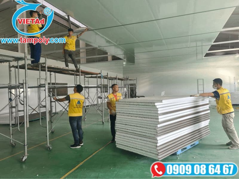 Công nhân thi công panel cách nhiệt chống nóng cho nhà xưởng