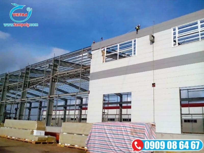 Công trình đang thi công panel cách nhiệt làm khi xưởng được lắp đặt trên khung sắt