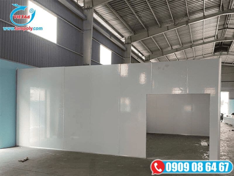 Kho đang xây dựng với panel cách nhiệt, mái tôn, sàn bê tông chưa hoàn thiện,