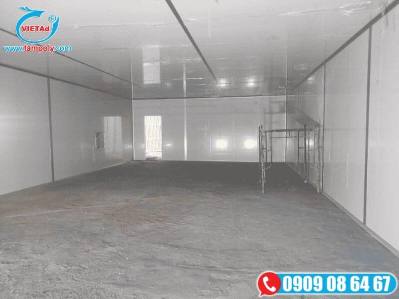 Phòng với panel cách nhiệt, cửa kính, sàn bê tông