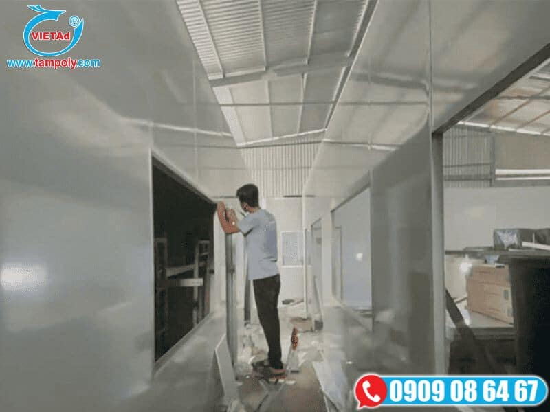 Công nhân đang thi thi công lắp thi công panel cách nhiệt sắp hoàn thiện