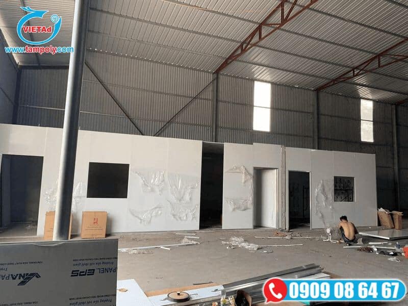 Nhà kho lắp đặt panel EPS cách nhiệt, cửa ra vào, cửa sổ kính