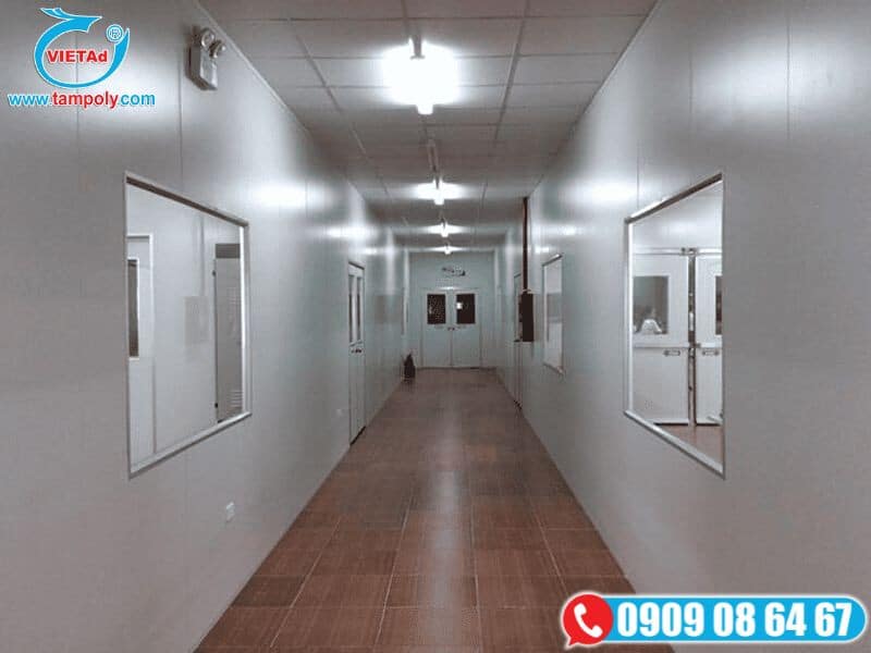 Bức tường panel cách nhiệt trong hành lang, đèn LED, cửa kính, sàn gạch sạch