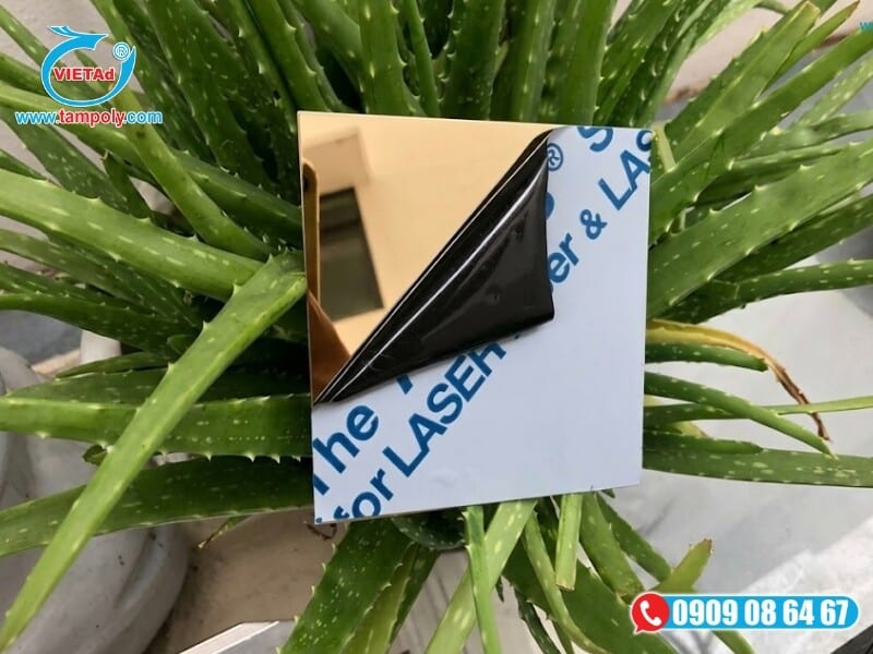 Cận cảnh bề mặt inox bóng sau khi hoàn thiện quá trình mài và đánh bóng đạt chuẩn 8K