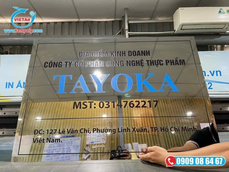 Ứng dụng tấm inox trắng bóng làm biển tên công ty 