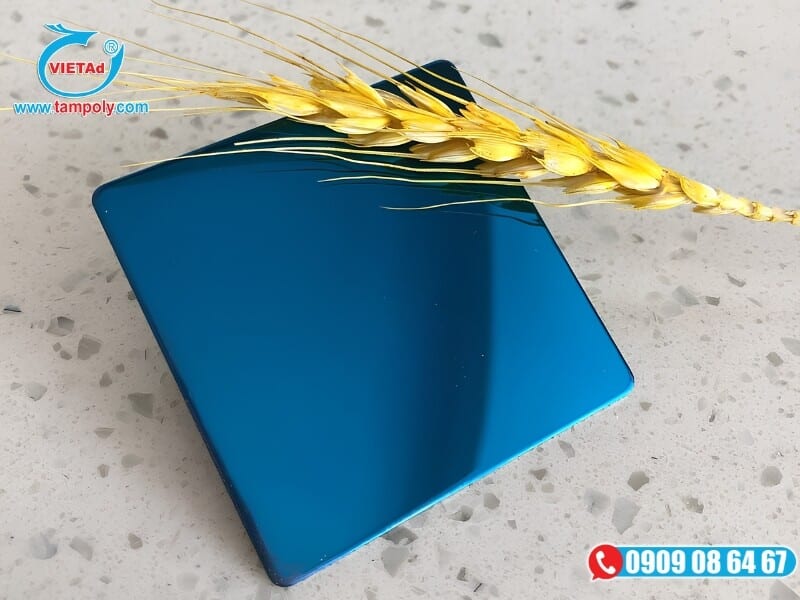 Bề mặt tấm inox màu xanh dương sáng bóng
