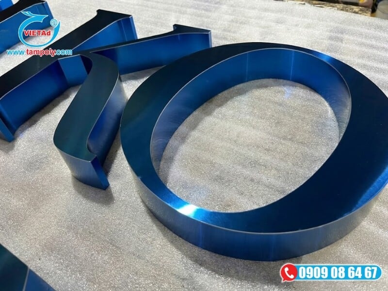 Ứng dụng tấm Inox xanh dương làm chữ nổi quảng cáo