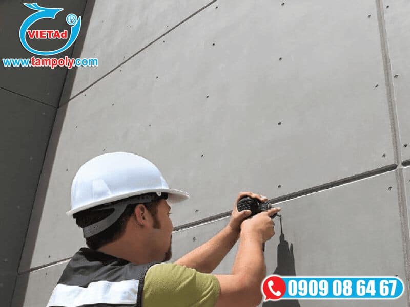 Kỹ sư đang thi công lắp đặt tấm bê tông nhẹ ngoài trời